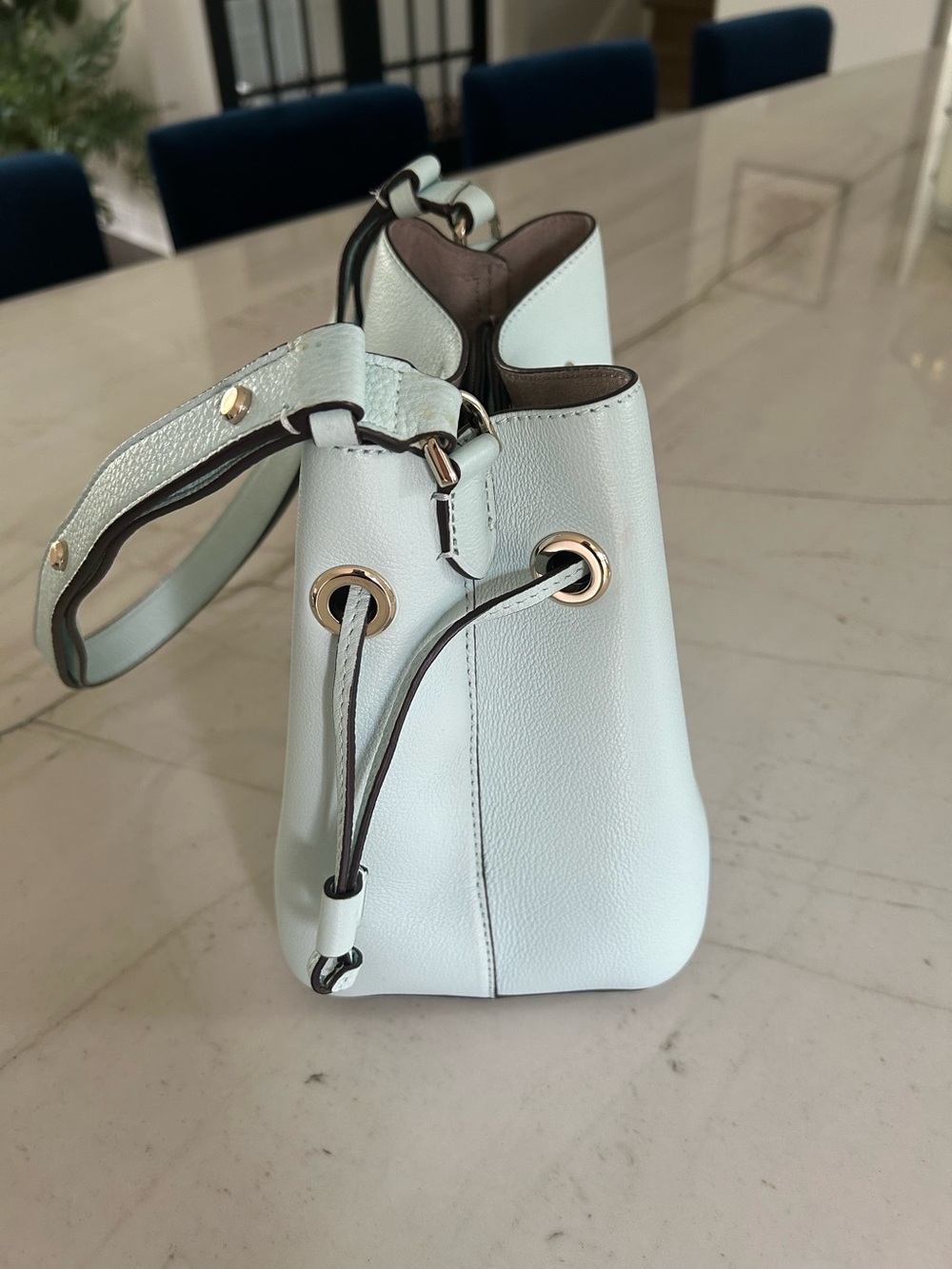 kate spade light blue leather shoulder bucket bag with gold heart clasp - Picture 2 of 4